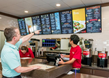 5 REASONS YOUR RESTAURANT SHOULD USE DIGITAL SIGNAGE IN 2021