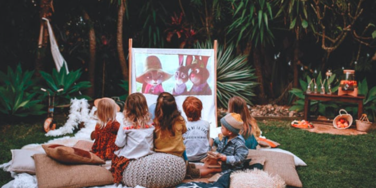 9 Things to Consider When Renting Equipment for an Outdoor Movie Viewing